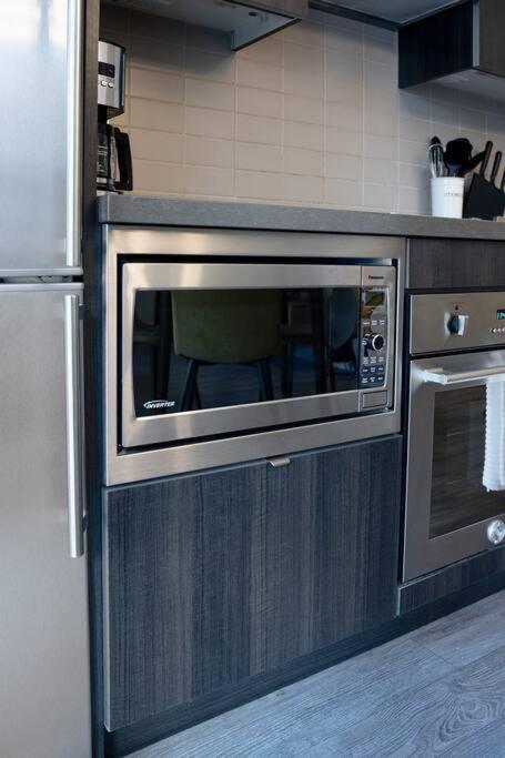 Chic 1-Br Condo; Parking Included; Downtown Core Toronto Exterior foto