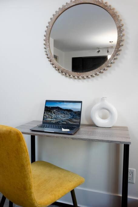Chic 1-Br Condo; Parking Included; Downtown Core Toronto Exterior foto