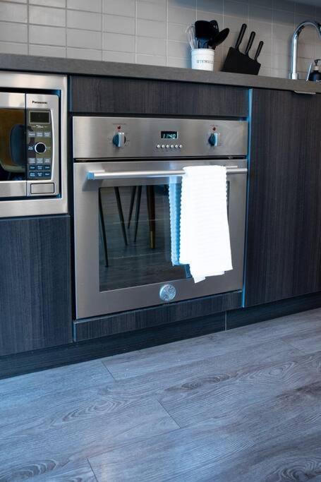 Chic 1-Br Condo; Parking Included; Downtown Core Toronto Exterior foto