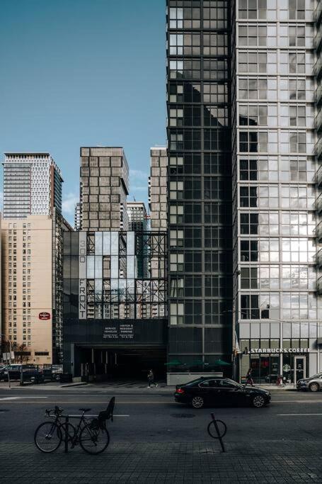 Chic 1-Br Condo; Parking Included; Downtown Core Toronto Exterior foto