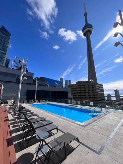 Chic 1-Br Condo; Parking Included; Downtown Core Toronto Exterior foto