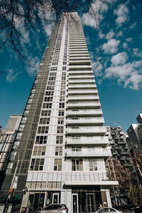 Chic 1-Br Condo; Parking Included; Downtown Core Toronto Exterior foto