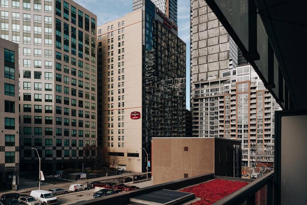 Chic 1-Br Condo; Parking Included; Downtown Core Toronto Exterior foto