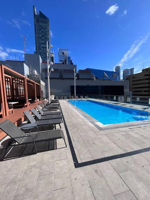 Chic 1-Br Condo; Parking Included; Downtown Core Toronto Exterior foto