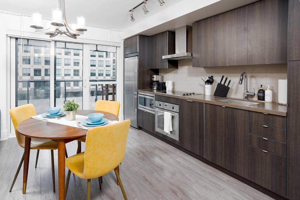 Chic 1-Br Condo; Parking Included; Downtown Core Toronto Exterior foto