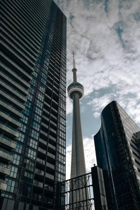 Chic 1-Br Condo; Parking Included; Downtown Core Toronto Exterior foto