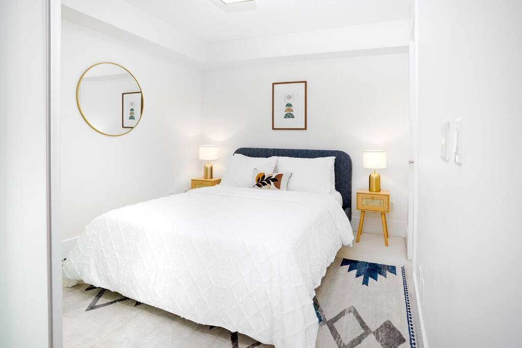 Chic 1-Br Condo; Parking Included; Downtown Core Toronto Exterior foto