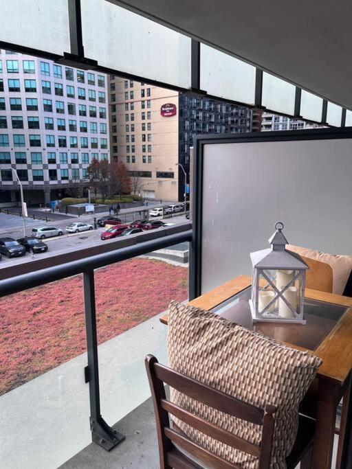 Chic 1-Br Condo; Parking Included; Downtown Core Toronto Exterior foto