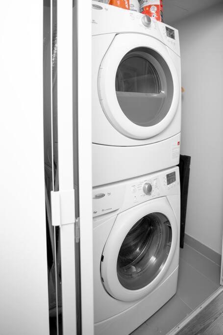 Chic 1-Br Condo; Parking Included; Downtown Core Toronto Exterior foto