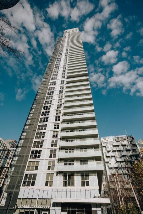 Chic 1-Br Condo; Parking Included; Downtown Core Toronto Exterior foto