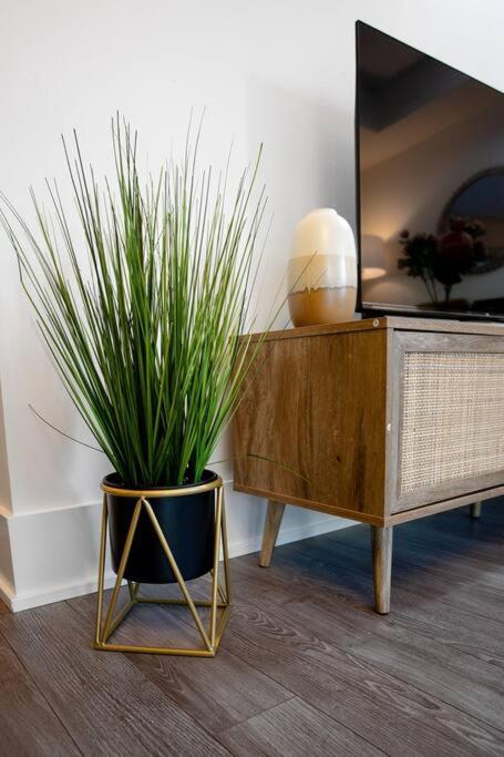 Chic 1-Br Condo; Parking Included; Downtown Core Toronto Exterior foto