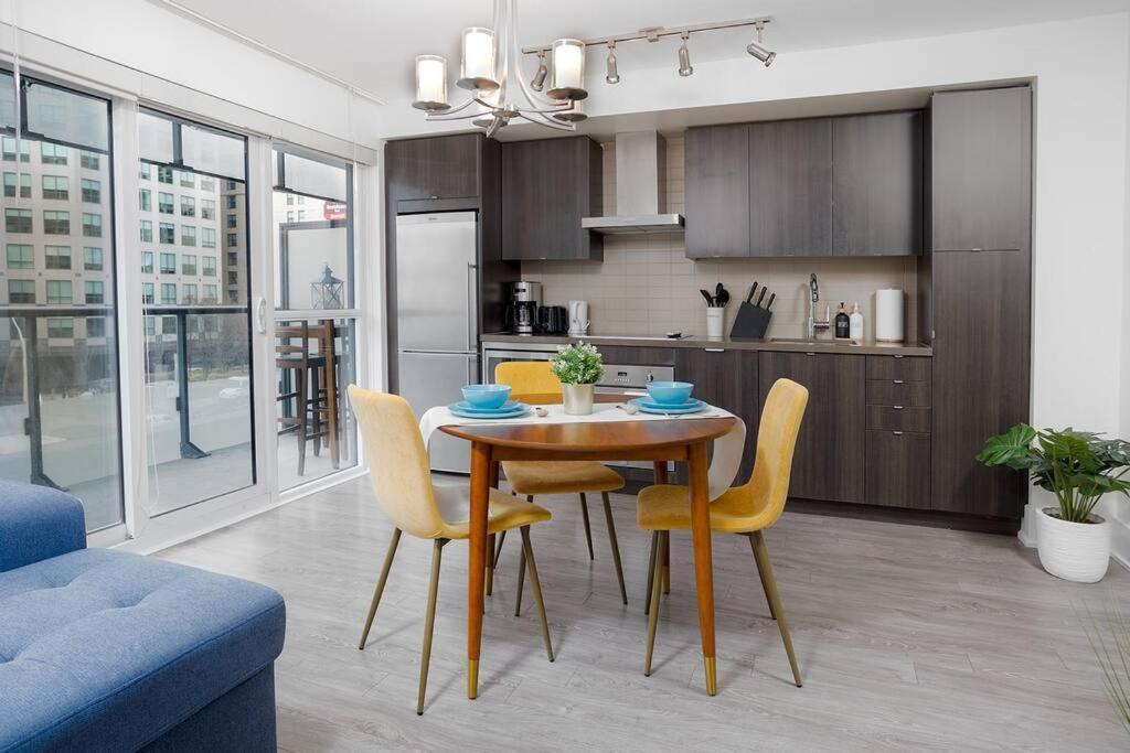 Chic 1-Br Condo; Parking Included; Downtown Core Toronto Exterior foto