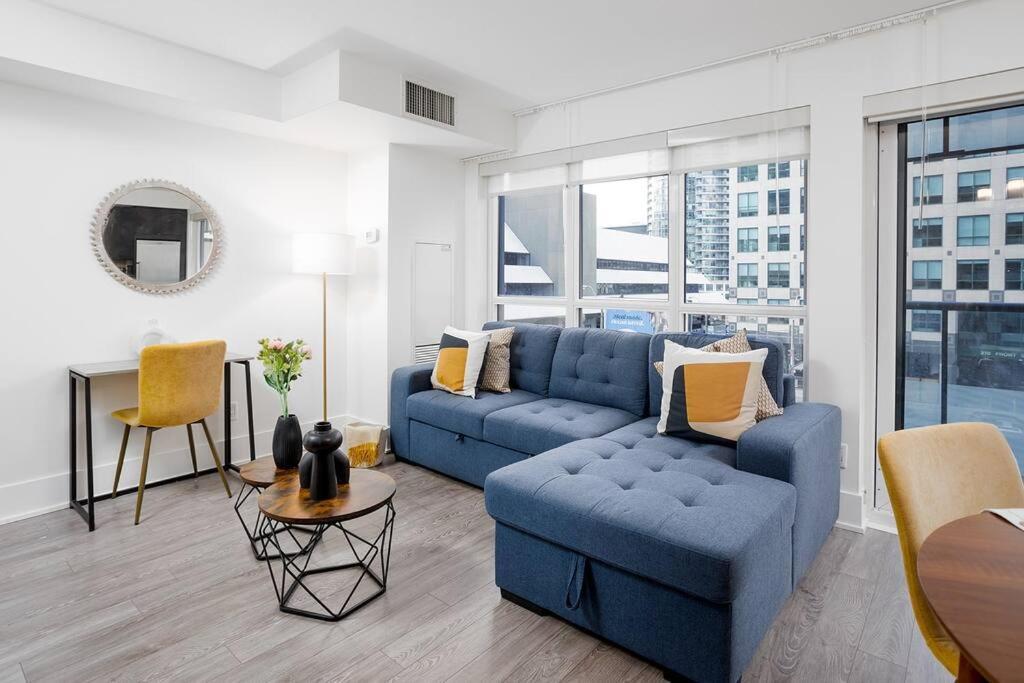 Chic 1-Br Condo; Parking Included; Downtown Core Toronto Exterior foto