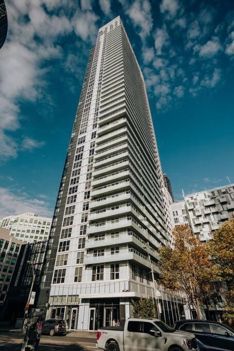Chic 1-Br Condo; Parking Included; Downtown Core Toronto Exterior foto