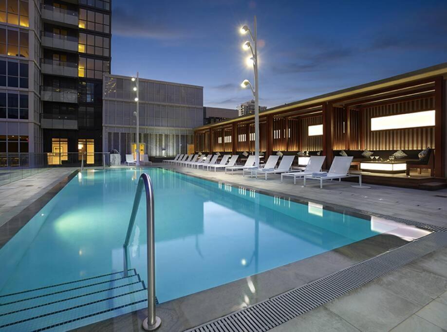 Chic 1-Br Condo; Parking Included; Downtown Core Toronto Exterior foto