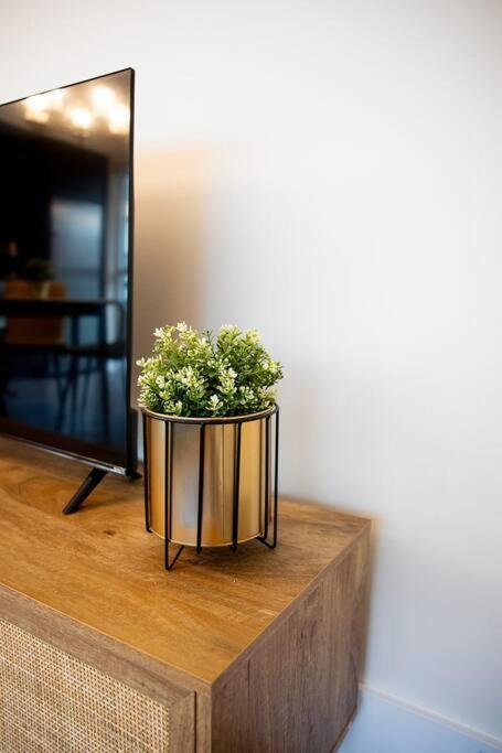 Chic 1-Br Condo; Parking Included; Downtown Core Toronto Exterior foto