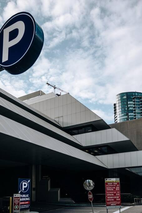 Chic 1-Br Condo; Parking Included; Downtown Core Toronto Exterior foto