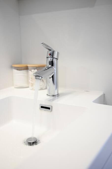 Chic 1-Br Condo; Parking Included; Downtown Core Toronto Exterior foto