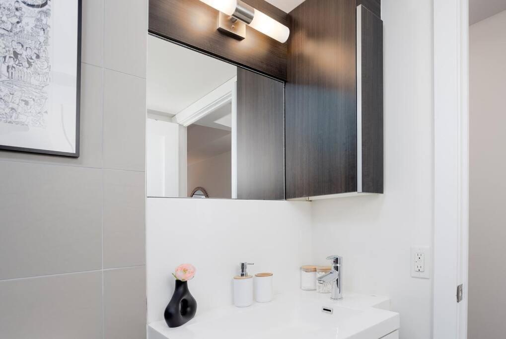 Chic 1-Br Condo; Parking Included; Downtown Core Toronto Exterior foto