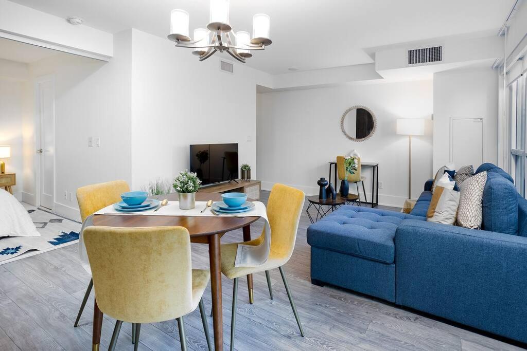 Chic 1-Br Condo; Parking Included; Downtown Core Toronto Exterior foto
