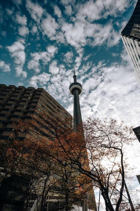 Chic 1-Br Condo; Parking Included; Downtown Core Toronto Exterior foto
