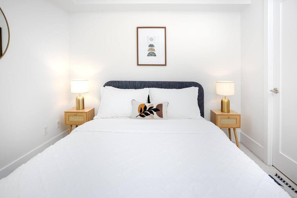Chic 1-Br Condo; Parking Included; Downtown Core Toronto Exterior foto