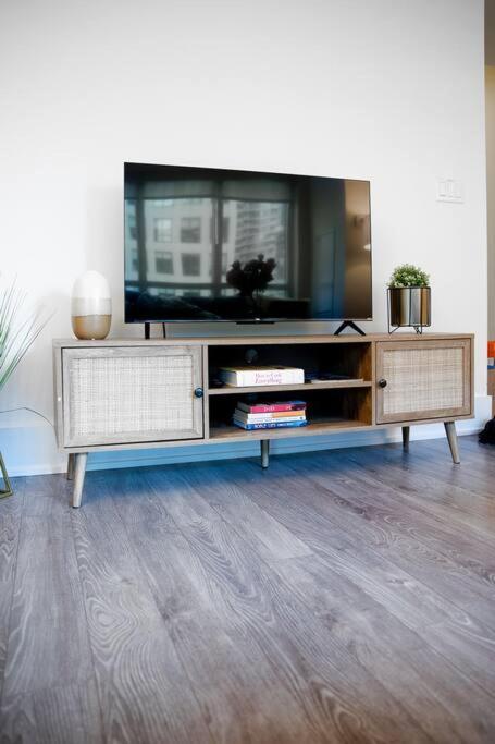 Chic 1-Br Condo; Parking Included; Downtown Core Toronto Exterior foto