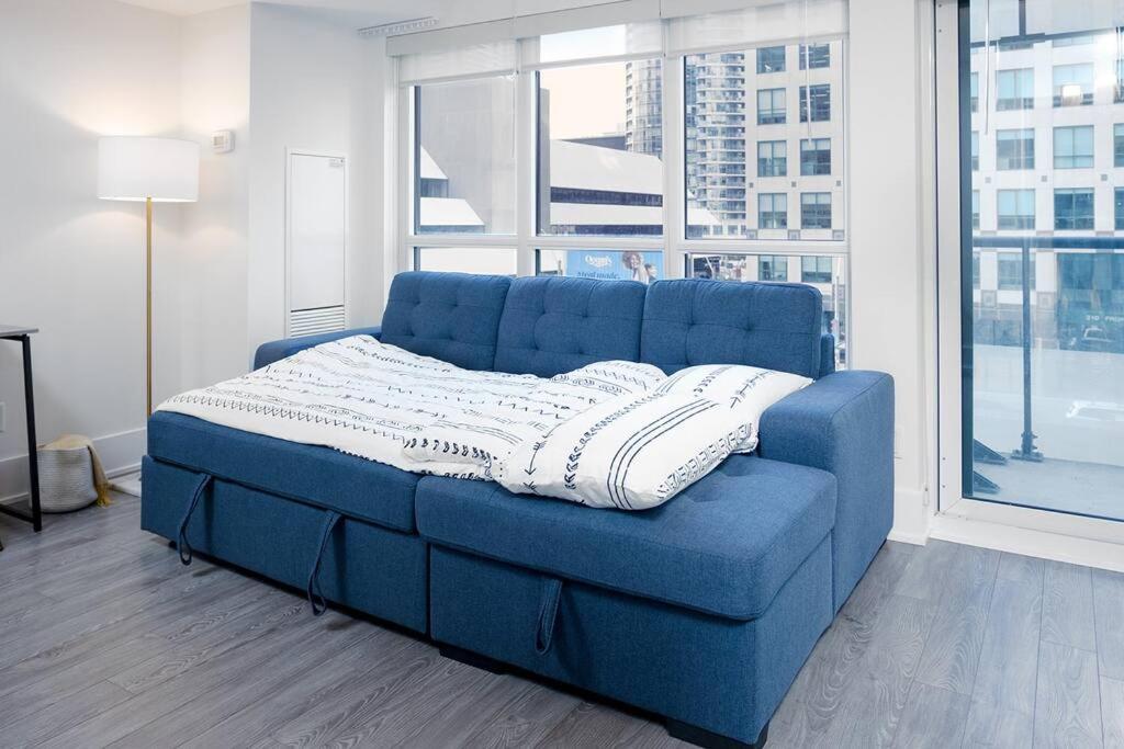 Chic 1-Br Condo; Parking Included; Downtown Core Toronto Exterior foto
